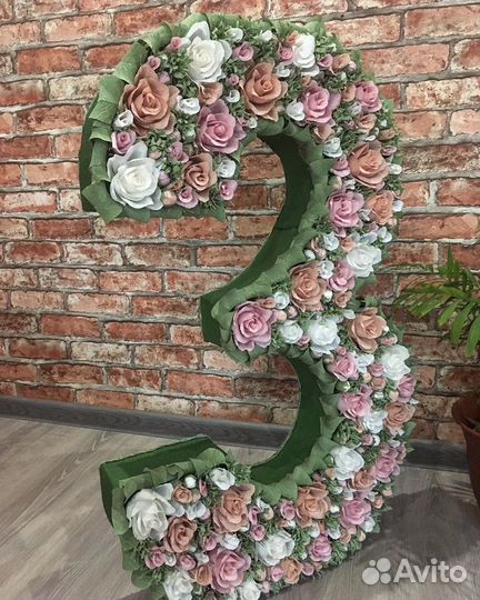 Цифра 3 с цветами