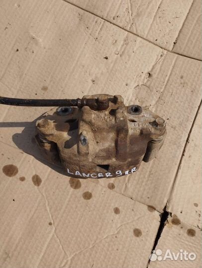 Суппорт передний правый Mitsubishi Lancer 9