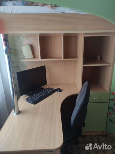 Детский гарнитур бу:стол, шкаф, кровать