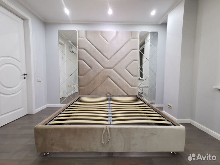 Мягкие стеновые панели с профилем, кровать