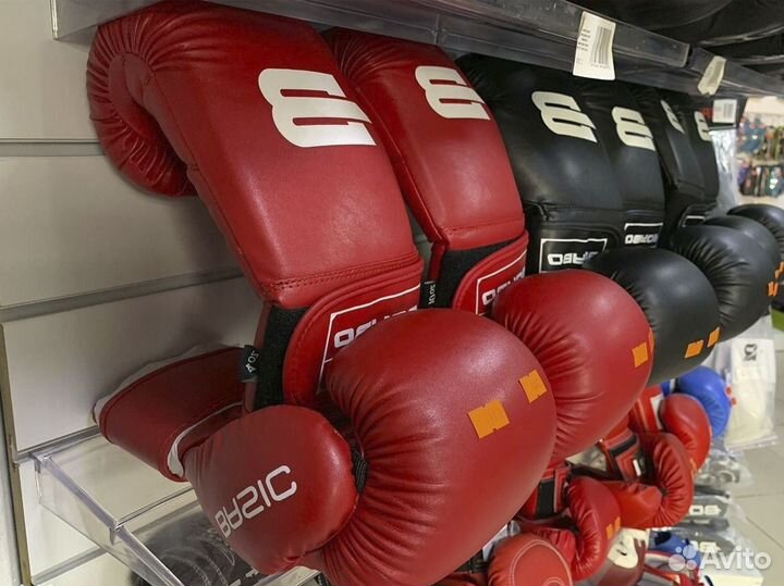 Боксёрские перчатки разных размеров D3