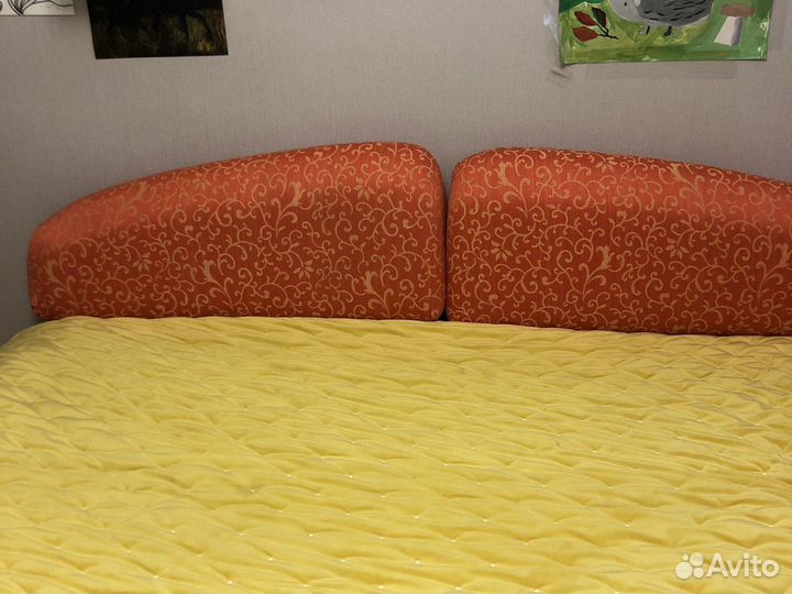 Пуфики на кровать