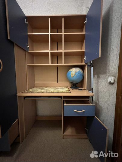 Компьютерный стол и шкаф