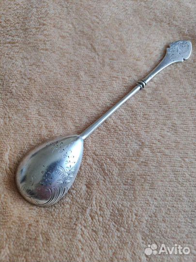 Чайная ложка с художественным рисунком. Серебро 84