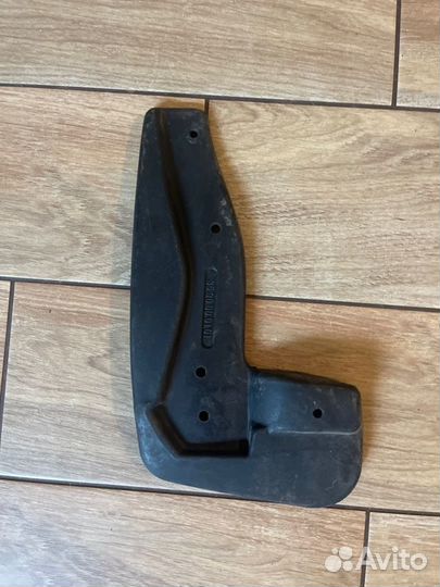 Брызговик передний левый Mitsubishi Pajero Sport 2