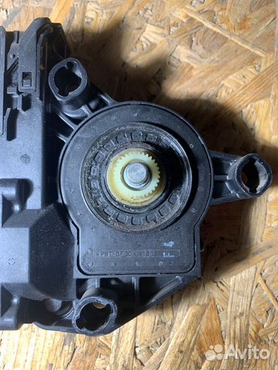 Мотор стеклоподъемника задний левый Volkswagen