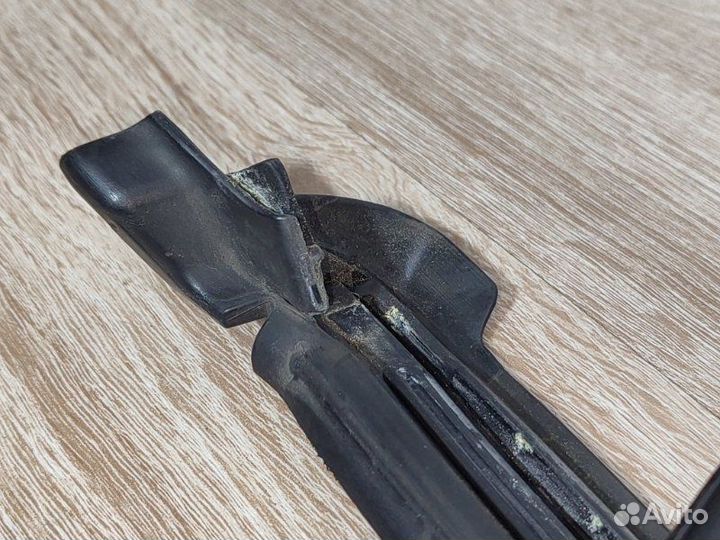 Уплотнительная резинка боковой двери задняя правая