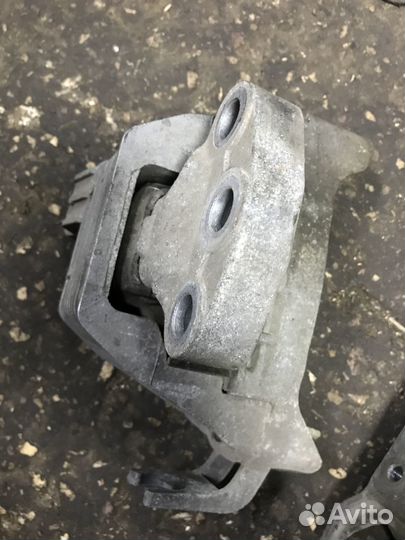 Опора двигателя правая Opel Astra J