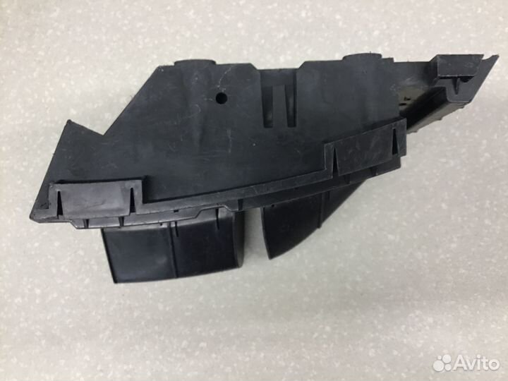 Кронштейн заднего бампера правый Volvo XC90 2002-2