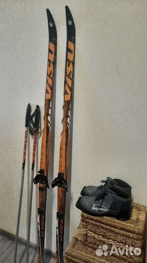 Лыжные ботинки 37 р. и лыжи палки