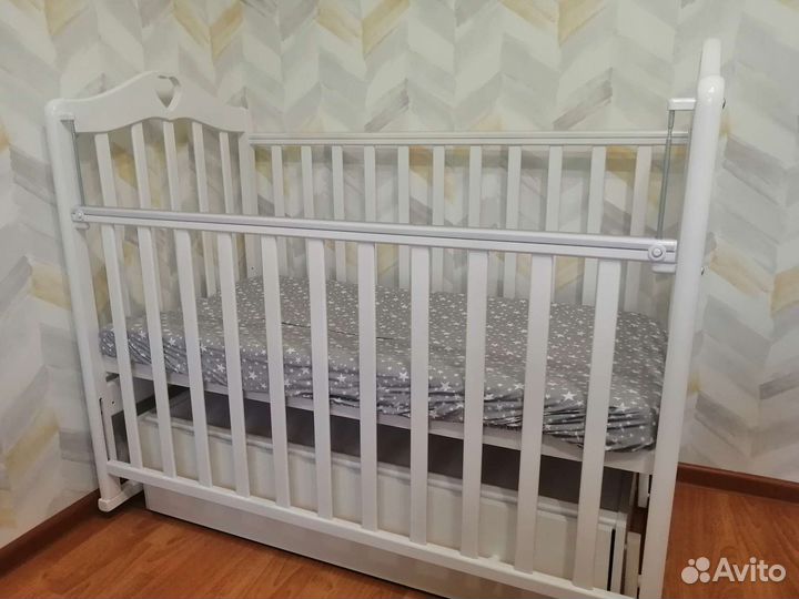 Детская кроватка с маятником и ящиком