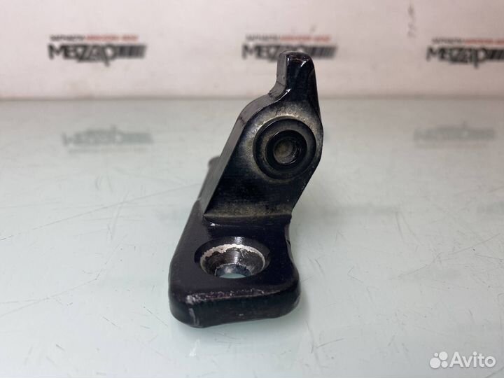 Петля передней правой двери Mercedes W213