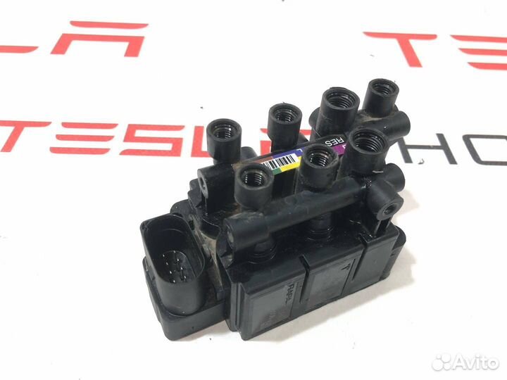 Блок клапанов пневмоподвески Tesla Model S рест
