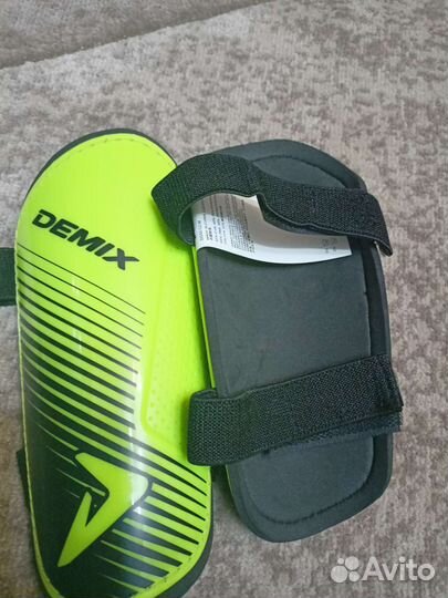 Щитки футбольные новые