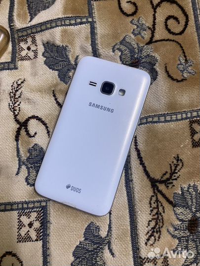 Телефон Samsung j1