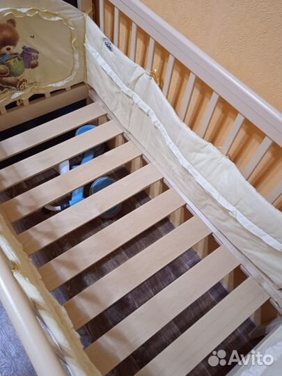 Детская кроватка с маятником