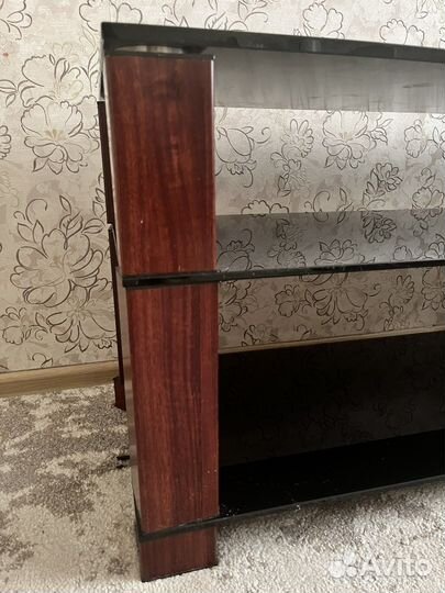 Стеклянная тумба под телевизор