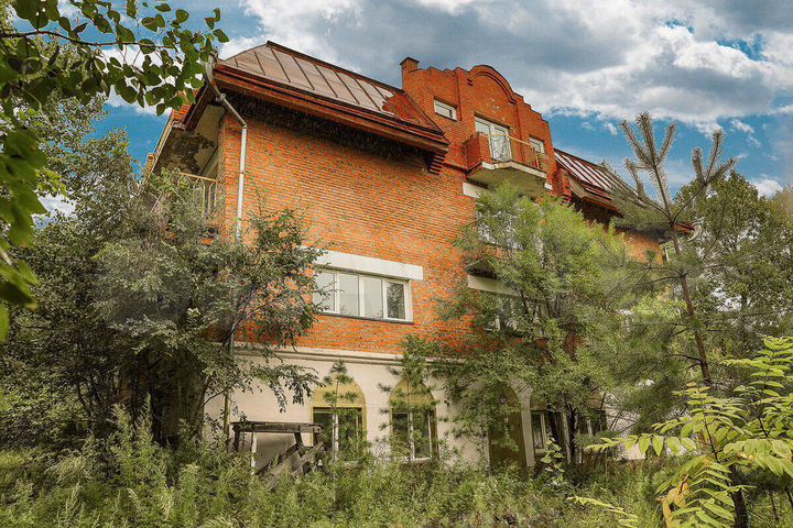 Коттедж 809,1 м² на участке 30 сот.