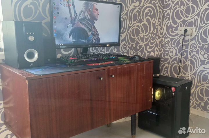 Игровой пк с монитором, клавиатурой и мышкой