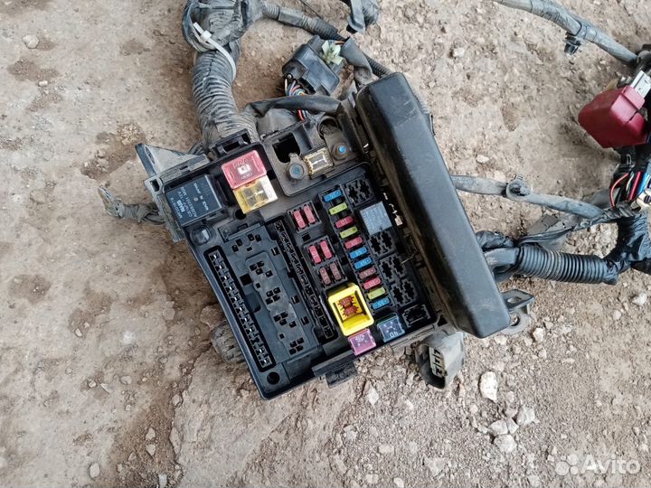 Блок предохранителей подкапотный Ланцер 9