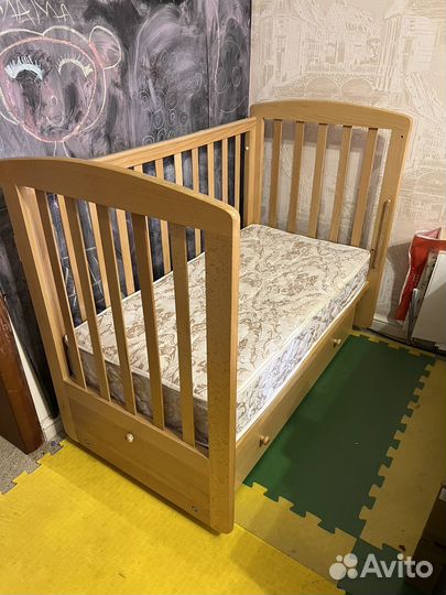 Детская кроватка с маятником и ящиком