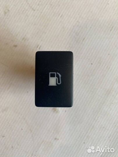 Кнопка открывания лючка бензобака Toyota Avensis