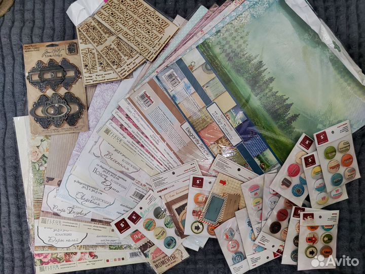 Материалы для скрапбукинга (бумага, фишки, рамки)