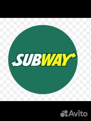 Сотрудники в кафе Subway, бармен