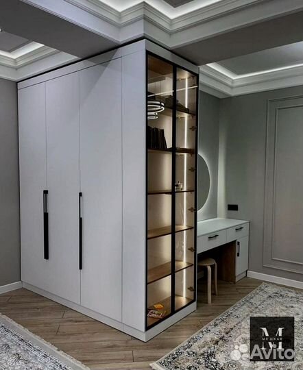 Шкаф с встроенной гладильной доской