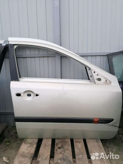 Передняя правая дверь Рено лагуна 2