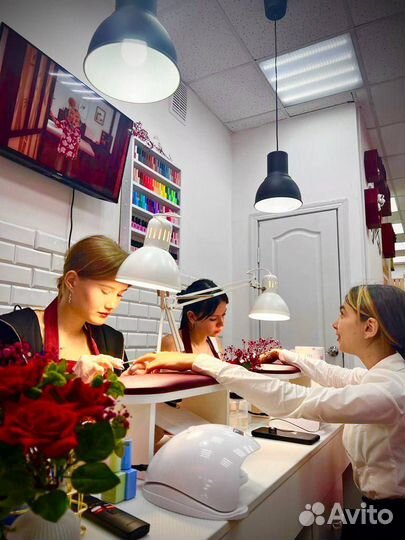 Маникюр, педикюр в салоне красоты