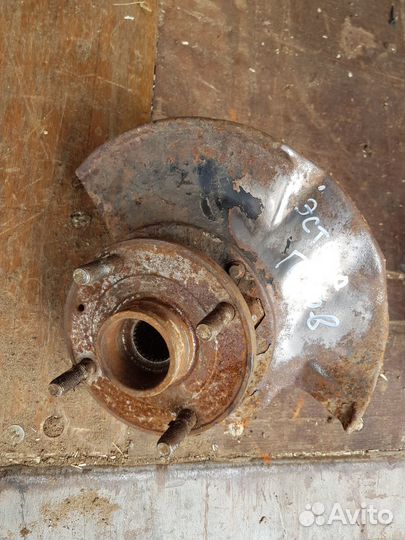 Кулак поворотный передний левый Vortez Estina