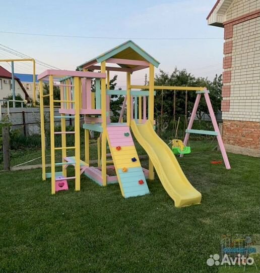 Детская площадка с зимним скатом