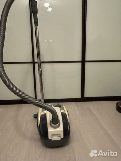 Пылесос Vitek-1833 PR с аквафильтром