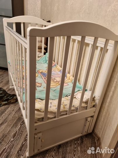 Кровать детская с маятником