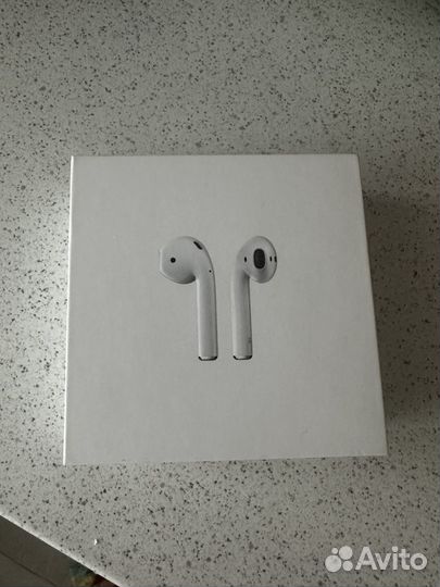 Наушники Apple AirPods (2019) в зарядном футляре