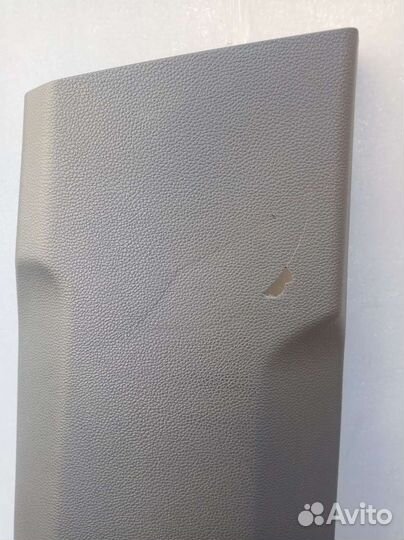 Пластик правой центральной стойки