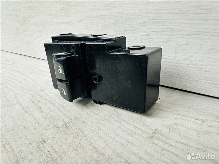 Кнопки стеклоподъемника передние левые Hyundai