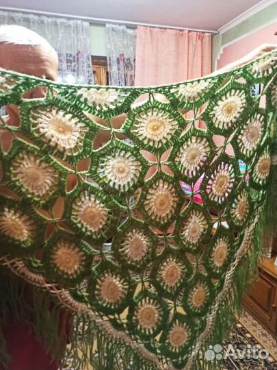 Нарядная шаль с кистями