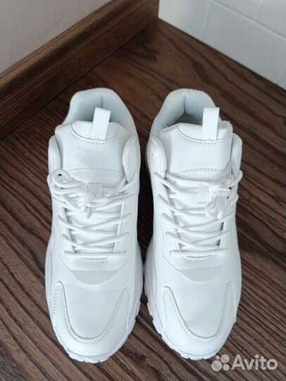 Кроссовки женские, р.40