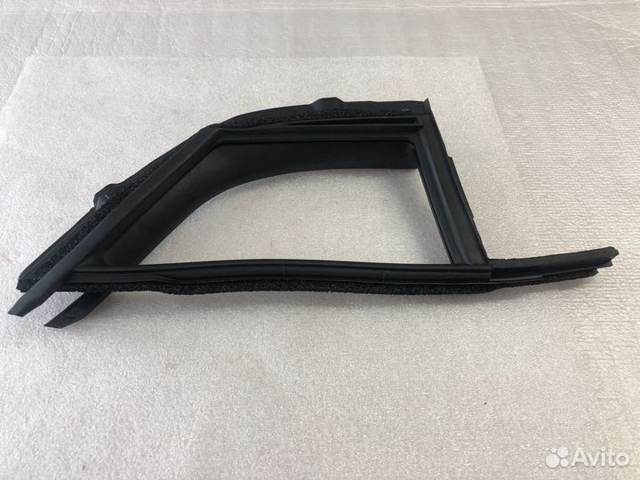 Уплотнитель стекла toyota Yaris P90 682150D010