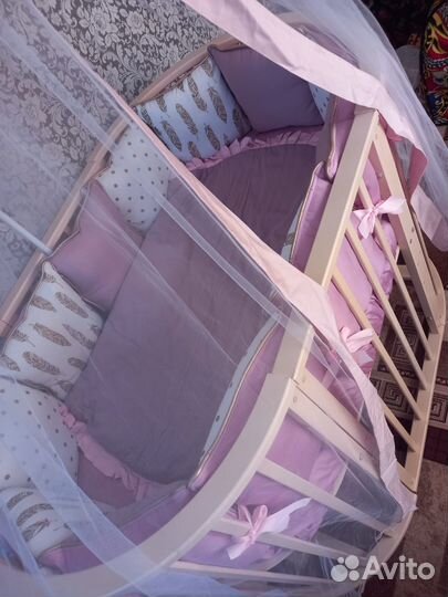 Детская кроватка с маятником