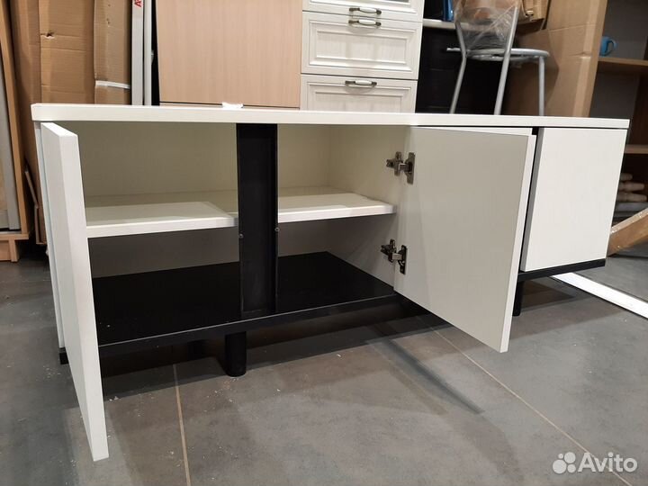 Тумба тв 1,36 м белая на ножках