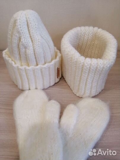 Комплект новый: шапка, варежки и снуд
