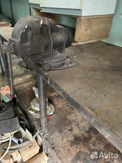 Стеллаж металлический с тисками и карбароном