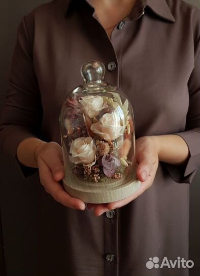 Композиция под стеклянным куполом