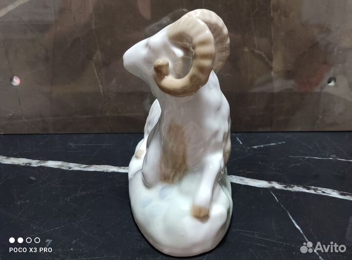 Статуэтка фарфоровая 