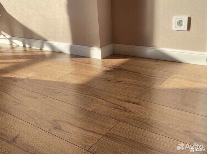 Укладка ламината, монтаж плинтуса