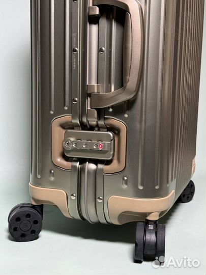 Чемодан на колесах Rimowa