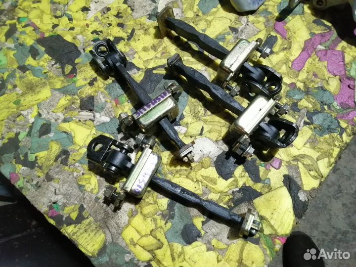 Петля двери ограничитель Ford Fusion Fiesta